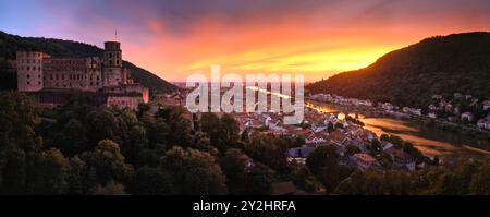 Heidelberg, Germania, vista panoramica aerea al crepuscolo, con il suggestivo cielo colorato del tramonto, il castello, il fiume Neckar e il Ponte Vecchio Foto Stock