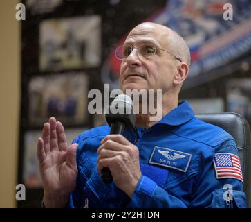 Baikonur, Kazakistan. 10 settembre 2024. L'astronauta della NASA Don Pettit in quarantena, dietro vetro, risponde a una domanda durante una conferenza stampa, prima della partenza come membro principale dell'equipaggio della Expedition 72, presso il Cosmonaut Hotel, 10 settembre 2024, a Baikonur, Kazakistan. Pettit, i cosmonauti di Roscosmos Alexey Ovchinin e Ivan Vagner, sono programmati per il lancio a bordo della loro Sojuz MS-26 l'11 settembre. Crediti: Bill Ingalls/NASA Photo/Alamy Live News Foto Stock