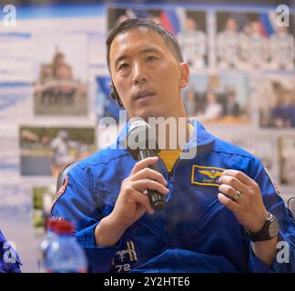 Baikonur, Kazakistan. 10 settembre 2024. L'equipaggio di riserva della Expedition 70 Jonny Kim in quarantena, dietro vetro, risponde a una domanda durante una conferenza stampa, prima della partenza come membro principale dell'equipaggio della Expedition 70, presso il Cosmonaut Hotel, 10 settembre 2024, a Baikonur, Kazakistan. Ivan Vagner, il collega cosmonauta di Roscosmos Alexey Ovchinin e l'astronauta della NASA Don Pettit sono in programma per il lancio a bordo della loro Soyuz MS-26 l'11 settembre. Crediti: Bill Ingalls/NASA Photo/Alamy Live News Foto Stock