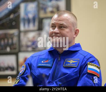 Baikonur, Kazakistan. 10 settembre 2024. Il cosmonauta di Roscosmos Alexey Ovchinin in quarantena, dietro vetro, ascolta una domanda durante una conferenza stampa, prima della partenza come membro principale dell'equipaggio della Expedition 72, presso il Cosmonaut Hotel, 10 settembre 2024, a Baikonur, Kazakistan. Ovchinin, il collega cosmonauta di Roscosmos Ivan Vagner, e l'astronauta della NASA Don Pettit sono in programma per il lancio a bordo della loro Soyuz MS-26 l'11 settembre. Crediti: Bill Ingalls/NASA Photo/Alamy Live News Foto Stock