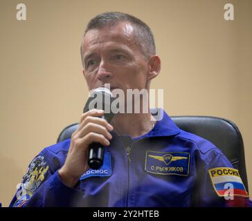 Baikonur, Kazakistan. 10 settembre 2024. L'equipaggio di riserva della spedizione 72 Sergey Ryzhikov in quarantena, dietro vetro, risponde ad una domanda durante una conferenza stampa, presso l'Hotel Cosmonaut, 10 settembre 2024, a Baikonur, Kazakistan. Ivan Vagner, il collega cosmonauta di Roscosmos Alexey Ovchinin e l'astronauta della NASA Don Pettit sono in programma per il lancio a bordo della loro Soyuz MS-26 l'11 settembre. Crediti: Bill Ingalls/NASA Photo/Alamy Live News Foto Stock