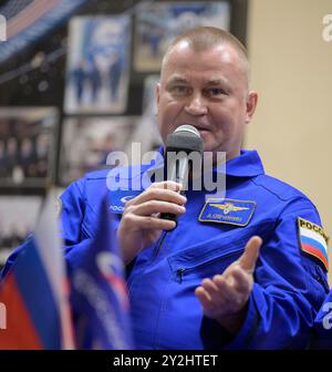 Baikonur, Kazakistan. 10 settembre 2024. Il cosmonauta di Roscosmos Alexey Ovchinin in quarantena, dietro vetro, risponde a una domanda durante una conferenza stampa, prima della partenza come membro principale dell'equipaggio della Expedition 72, presso il Cosmonaut Hotel, 10 settembre 2024, a Baikonur, Kazakistan. Ovchinin, il collega cosmonauta di Roscosmos Ivan Vagner, e l'astronauta della NASA Don Pettit sono in programma per il lancio a bordo della loro Soyuz MS-26 l'11 settembre. Crediti: Bill Ingalls/NASA Photo/Alamy Live News Foto Stock