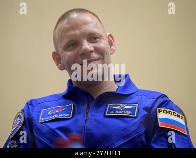 Baikonur, Kazakistan. 10 settembre 2024. Il cosmonauta di Roscosmos Ivan Vagner in quarantena, dietro vetro, ascolta una domanda durante una conferenza stampa, prima della partenza come membro principale dell'equipaggio della Expedition 72, presso il Cosmonaut Hotel, 10 settembre 2024, a Baikonur, Kazakistan. Vagner, il collega cosmonauta di Roscosmos Alexey Ovchinin e l'astronauta della NASA Don Pettit sono in programma per il lancio a bordo della loro Soyuz MS-26 l'11 settembre. Crediti: Bill Ingalls/NASA Photo/Alamy Live News Foto Stock