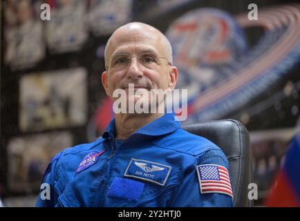 Baikonur, Kazakistan. 10 settembre 2024. L'astronauta della NASA Don Pettit in quarantena, dietro vetro, durante una conferenza stampa, prima della partenza come membro principale dell'equipaggio della Expedition 72, presso il Cosmonaut Hotel, 10 settembre 2024, a Baikonur, Kazakistan. Pettit, i cosmonauti di Roscosmos Alexey Ovchinin e Ivan Vagner, sono programmati per il lancio a bordo della loro Sojuz MS-26 l'11 settembre. Crediti: Bill Ingalls/NASA Photo/Alamy Live News Foto Stock