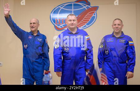 Baikonur, Kazakistan. 10 settembre 2024. L'astronauta NASA della Expedition 72 Don Pettit, a sinistra, i cosmonauti Roscosmos Alexey Ovchinin, al centro, e Ivan Vagner, a destra, ondeggiano a seguito di una conferenza stampa pre-missione, presso il Cosmonaut Hotel, 10 settembre 2024, a Baikonur, Kazakistan. Pettit, Ovchinin e Vagner sono in programma per il lancio a bordo della loro Soyuz MS-26 l'11 settembre. Crediti: Bill Ingalls/NASA Photo/Alamy Live News Foto Stock