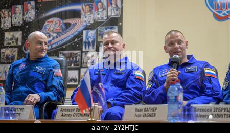 Baikonur, Kazakistan. 10 settembre 2024. Expedition 72 prime crew l'astronauta NASA Don Pettit, a sinistra, i cosmonauti Roscosmos Alexey Ovchinin, al centro, e Ivan Vagner, a destra, durante una conferenza stampa pre-missione, presso il Cosmonaut Hotel, 10 settembre 2024, a Baikonur, Kazakistan. Pettit, Ovchinin e Vagner sono in programma per il lancio a bordo della loro Soyuz MS-26 l'11 settembre. Crediti: Bill Ingalls/NASA Photo/Alamy Live News Foto Stock