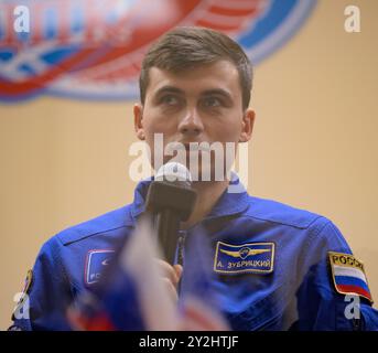 Baikonur, Kazakistan. 10 settembre 2024. L'equipaggio di riserva di Expedition 72 Alexey Zubritskiy in quarantena, dietro vetro, risponde ad una domanda durante una conferenza stampa, presso il Cosmonaut Hotel, 10 settembre 2024, a Baikonur, Kazakistan. Ivan Vagner, il collega cosmonauta di Roscosmos Alexey Ovchinin e l'astronauta della NASA Don Pettit sono in programma per il lancio a bordo della loro Soyuz MS-26 l'11 settembre. Crediti: Bill Ingalls/NASA Photo/Alamy Live News Foto Stock