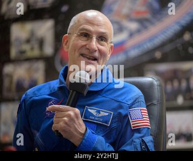 Baikonur, Kazakistan. 10 settembre 2024. L'astronauta della NASA Don Pettit in quarantena, dietro vetro, risponde a una domanda durante una conferenza stampa, prima della partenza come membro principale dell'equipaggio della Expedition 72, presso il Cosmonaut Hotel, 10 settembre 2024, a Baikonur, Kazakistan. Pettit, i cosmonauti di Roscosmos Alexey Ovchinin e Ivan Vagner, sono programmati per il lancio a bordo della loro Sojuz MS-26 l'11 settembre. Crediti: Bill Ingalls/NASA Photo/Alamy Live News Foto Stock