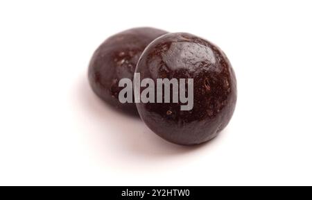 Caramelle alla menta ricoperte di cioccolato isolate su sfondo bianco Foto Stock