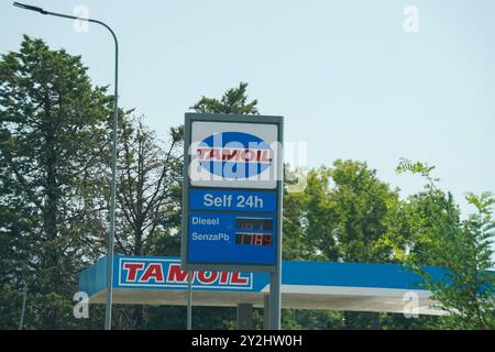 Tamoil Tankstelle, Dieselpreis, Benzinpreis, Selbstbedienung 24 ore su 24, steigende Kraftstoffpreise, Energiekrise, inflazione, fossile Brennstoffe, Italien, Mobilität, Verkehr, Preisentwicklung, Energiepolitik, Autofahren, wirtschaftliche Herausforderungen, Tankstellennetz, steigende Lebenshaltungskosten, Pendlerkosten, Kraftstoffversorgung, Sommerreise, Europäische Energiepolitik, CO2-Emissionen, Nachhaltigkeit, Energiemarkt, Verbraucherpreise, wirtschaftliche Unsicherheit. *** Stazione di servizio Tamoil, prezzo del gasolio, prezzo della benzina, self-service 24 ore su 24, aumento dei prezzi del carburante, crisi energetica, inflazione, fu fossile Foto Stock