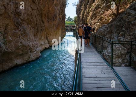 Parco nazionale di Saklikent con persone che camminano su sentieri sopraelevati, Saklikent, Seydikemer, Mugla, Turchia Foto Stock