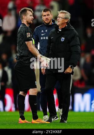 Il manager finlandese Markku Kanerva (a destra) con Lukas Hradecky dopo la partita del gruppo B2 della UEFA Nations League allo stadio Wembley di Londra. Data foto: Martedì 10 settembre 2024. Foto Stock