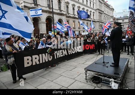 LONDRA, REGNO UNITO. 10 settembre 2024. I manifestanti pro-israeliani protestano contro l'embargo di Keir Starmer sulla vendita di armi a Israele al di fuori del Foreign, Commonwealth & Development Office di Londra, Regno Unito. ( Credito: Vedi li/Picture Capital/Alamy Live News Foto Stock