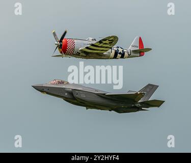 Lockheed Martin F-35A Lightning II e Republic P-47 Thunderbolt "Nellie B" Foto Stock