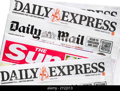 Titoli di giornali giornalieri del Regno Unito in edicola. Pubblicazioni di stampa britanniche tra cui The Sun, Daily mail e Daily Express Foto Stock