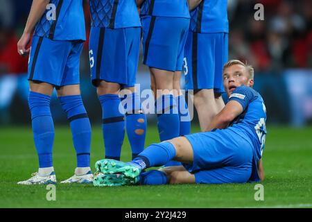 Ilmari Niskanen della Finlandia si trova sul pavimento dietro il muro durante la UEFA Nations League - League B - gruppo 2 Inghilterra contro Finlandia allo stadio di Wembley, Londra, Regno Unito, 10 settembre 2024 (foto di Gareth Evans/News Images) Foto Stock