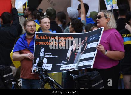 TORONTO, IL: 10 SETTEMBRE: I manifestanti manifestano di fronte alla sede del Toronto International Festival in segno di protesta contro l'uso di fondi pubblici per il film "Russians at War" il 10 settembre 2024 a Toronto, Ontario Canada. Crediti: Mpi099/MediaPunch Foto Stock