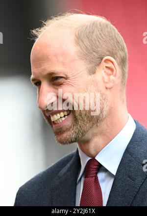 Llanelli, Galles, Regno Unito 10 settembre 2024 il Principe William, Principe di Galles visita Parc y Scarlets, la casa della squadra degli Scarlets Rugby Union in visita a Llanelli, Galles del Sud. Sua altezza reale ha incontrato i membri dell'attuale squadra femminile del Galles che si sono recentemente qualificati per la Coppa del mondo 2025, e ha anche distribuito cappelli e spille a sostegno della campagna "Missing Caps" della WRU. La sua gita di un giorno includeva anche una visita alla Wales Air Ambulance di cui è patrono, e alla Swiss Valley Community Primary School, dove incontrò gli studenti che hanno preso parte all'Urdd Eisteddfod del 2024. Foto Stock