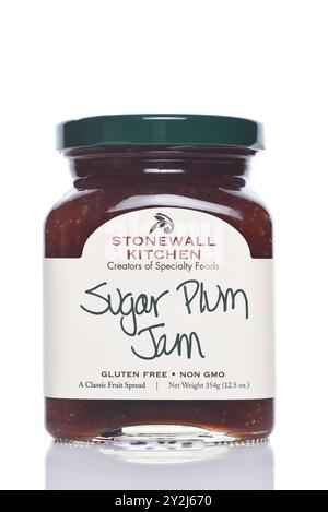 IRVINE, CALIFORNIA - 6 SETTEMBRE 2024: Un vaso di Stonewall Kitchen Sugar Plum Jam. Foto Stock