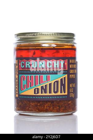 IRVINE, CALIFORNIA - 6 SETTEMBRE 2024: Un barattolo di stagionatura di cipolle di Trader Joes Crunchy Chili. Foto Stock