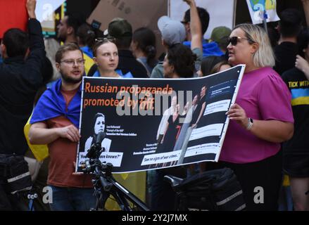 TORONTO, IL: 10 SETTEMBRE: I manifestanti manifestano di fronte alla sede del Toronto International Festival in segno di protesta contro l'uso di fondi pubblici per il film "Russians at War" il 10 settembre 2024 a Toronto, Ontario Canada. Crediti: Mpi099/MediaPunch Foto Stock