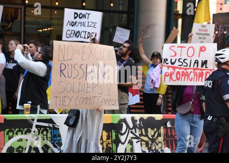 TORONTO, IL: 10 SETTEMBRE: I manifestanti manifestano di fronte alla sede del Toronto International Festival in segno di protesta contro l'uso di fondi pubblici per il film "Russians at War" il 10 settembre 2024 a Toronto, Ontario Canada. Crediti: Mpi099/MediaPunch Foto Stock