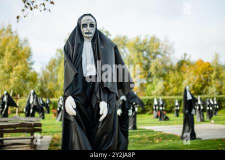 Spaventose suore di Halloween come decorazione nel parco cittadino. Festeggiamo le vacanze stagionali. Foto Stock