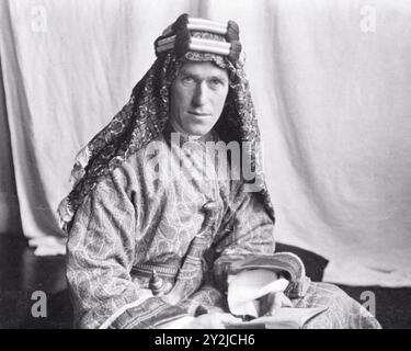 T.E. Lawrence, conosciuto come Lawrence d'Arabia, è vestito con abiti arabi tradizionali, riflettendo la sua profonda immersione nella cultura durante la prima guerra mondiale Foto Stock