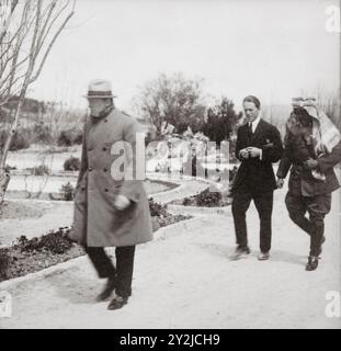 T.E. Lawrence e l'emiro Abdullah passeggiano attraverso il Garden of Government House di Gerusalemme, seguendo Winston Churchill in un significativo momento storico. Foto Stock