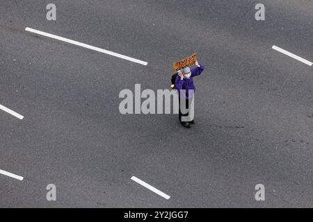 Melbourne, Australia. 11 settembre 2024. Gli attivisti anti-guerra sconvolgono l'esposizione delle armi tenutasi presso il Melbourne Exhibition and Convention Centre di Melbourne. Crediti: Corleve/Alamy Live News Foto Stock