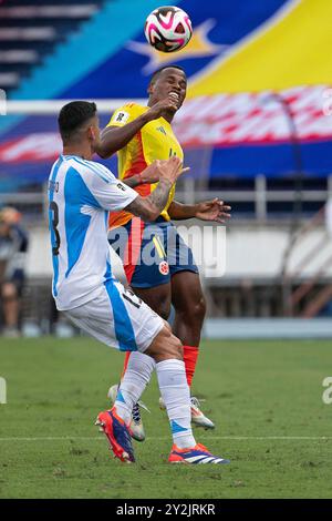 Barranquilla, Colombia. 10 settembre 2024. Jhon Arias colombiano combatte per il possesso di palla con Cristian Romero argentino, durante la partita tra Colombia e Argentina per l'8° turno delle qualificazioni FIFA 2026, al Roberto Melendez Metropolitan Stadium, a Barranquilla, Colombia, il 10 settembre 2024 foto: Jose Pino/DiaEsportivo/Alamy Live News crediti: DiaEsportivo/Alamy Live News Foto Stock