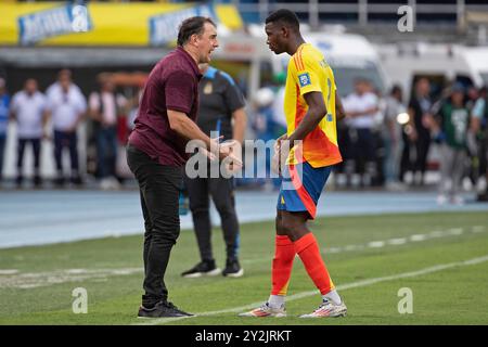 Barranquilla, Colombia. 10 settembre 2024. Nestor Lorenzo capo allenatore della Colombia dà istruzioni a Yerson Mosquera durante la partita tra Colombia e Argentina per l'ottavo turno delle qualificazioni FIFA 2026, al Roberto Melendez Metropolitan Stadium, a Barranquilla, Colombia, il 10 settembre 2024 foto: Jose Pino/DiaEsportivo/Alamy Live News Credit: DiaEsportivo/Alamy Live News Foto Stock