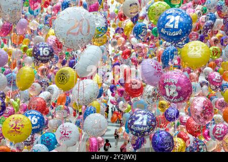 Londra, Regno Unito, 10 settembre 2024. In occasione della giornata mondiale per la prevenzione del suicidio, CALM (Campaign Against Living Miserably) ha cercato di sensibilizzare i giovani sul suicidio in un'installazione chiamata "Missed Birthdays", dove ognuno dei 6.929 palloncini ha rappresentato una tragica perdita di un giovane negli ultimi dieci anni, e l'età che non ha raggiunto. L'ente benefico per la salute mentale ha introdotto il kit CALM C.A.R.E., mostrando i passi pratici che possiamo intraprendere per aiutare i giovani nella nostra vita quando si trovano di fronte a pensieri travolgenti. L'impianto può essere visitato per tre giorni dal 9 all'11 settembre nel Foto Stock