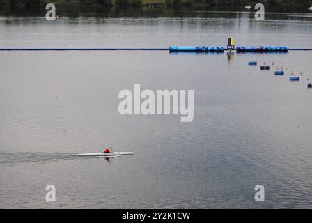 Vaires-sur-Marne, Francia - 07 settembre 2024: Competizione che si svolge allo Stadio Nautico Vaires-Sur-Marne durante i Giochi Paralimpici di Parigi 2024. Foto Stock