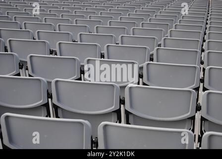 Vaires-sur-Marne, Francia - 07 settembre 2024: Posti a sedere per gli spettatori allo Stadio Nautico Vaires-Sur-Marne durante i Giochi Olimpici e Paralimpici di Parigi 2024. Foto Stock
