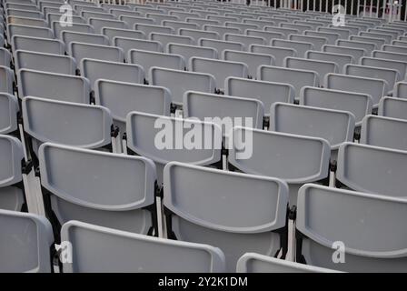 Vaires-sur-Marne, Francia - 07 settembre 2024: Posti a sedere per gli spettatori allo Stadio Nautico Vaires-Sur-Marne durante i Giochi Olimpici e Paralimpici di Parigi 2024. Foto Stock