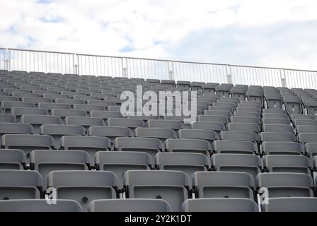 Vaires-sur-Marne, Francia - 07 settembre 2024: Posti a sedere per gli spettatori allo Stadio Nautico Vaires-Sur-Marne durante i Giochi Olimpici e Paralimpici di Parigi 2024. Foto Stock