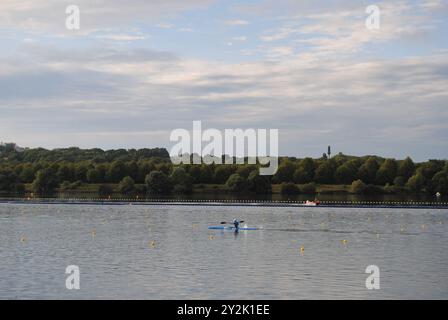 Vaires-sur-Marne, Francia - 07 settembre 2024: Competizione che si svolge allo Stadio Nautico Vaires-Sur-Marne durante i Giochi Paralimpici di Parigi 2024. Foto Stock