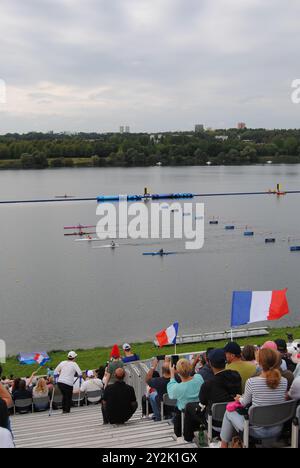 Vaires-sur-Marne, Francia - 07 settembre 2024: Bandiere francesi sventolate dagli spettatori allo Stadio Nautico Vaires-Sur-Marne durante i Giochi Paralimpici di Parigi 2024. Foto Stock