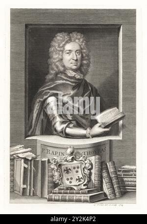 Paul de Rapin, sieur di Thoyras, storico ugonotto, 1661-1725. Autore di History of England. P. Rapin de Thoyras. In parrucca in polvere, colletto in pizzo, mantello, tuta di armatura, con in mano un libro. Con stemma e volumi rilegati in pelle. Incisione a copperplate disegnata e incisa da George Vertue dai suoi Heads of the Kings of England, proprio per Mr Rapin's History, tradotta da N. Tindal, stampata per James, John e Paul Knapton, Londra, 1736. Foto Stock