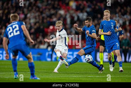 Londra, Regno Unito. 11 settembre 2024. Anthony Gordon (2° L) dell'Inghilterra spara durante la partita del gruppo B2 della UEFA Nations League tra Inghilterra e Finlandia a Londra, in Gran Bretagna, 10 settembre 2024. Crediti: Xinhua/Alamy Live News Foto Stock