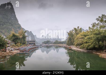 Vista sulle zattere dell'antico villaggio di Xing Ping, Guilin, Cina. Copia spazio per il testo Foto Stock