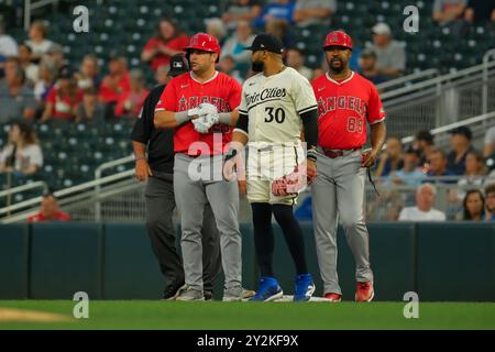 Minneapolis, Minnesota, Stati Uniti. 10 settembre 2024. NIKO KAVADAS #28, soprannominato Los Angeles Angels, celebra un singolo nel primo inning durante una partita di baseball della MLB tra i Minnesota Twins e i Los Angeles Angels al Target Field. I Twins vinsero 10-5. (Immagine di credito: © Steven Garcia/ZUMA Press Wire) SOLO PER USO EDITORIALE! Non per USO commerciale! Foto Stock