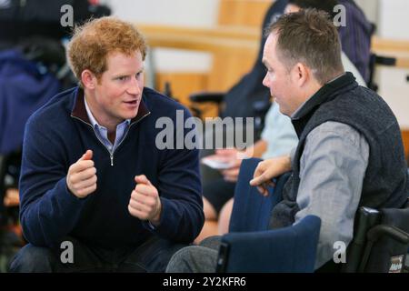 Il principe Harry incontra i pazienti durante la sua visita all'Auckland Spinal Rehabilitation Unit, Middlemoor Hospital, Auckland, nuova Zelanda, venerdì, 15 maggio 2015. Foto Stock