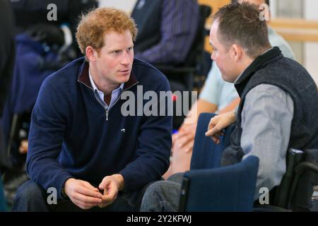 Il principe Harry incontra i pazienti durante la sua visita all'Auckland Spinal Rehabilitation Unit, Middlemoor Hospital, Auckland, nuova Zelanda, venerdì, 15 maggio 2015. Foto Stock