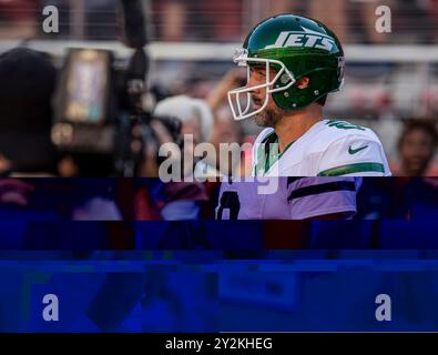 09 settembre 2024 Santa Clara CALIFORNIA il quarterback di New York Aaron Rodgers(8) cammina sul campo prima della partita NFL Monday Night Football tra i New York Jets e i San Francisco 49ers al Levi Stadium di San Francisco California. Thurman James/CSM Foto Stock