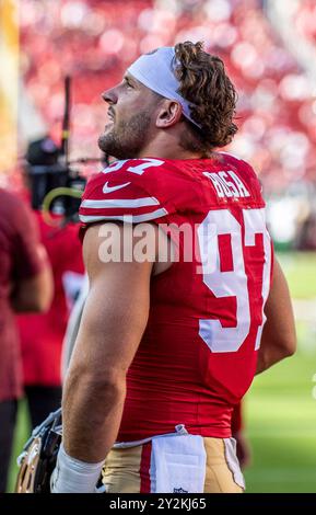 09 settembre 2024 Santa Clara CA U.S.A il defensive end di San Francisco Nick Bosa (97) guarda i tifosi prima della partita NFL Monday Night Football tra i New York Jets e i San Francisco 49ers al Levi Stadium di San Francisco California. Thurman James/CSM Foto Stock