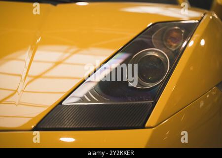 Primo piano del faro giallo per auto sportive. Foto di alta qualità Foto Stock