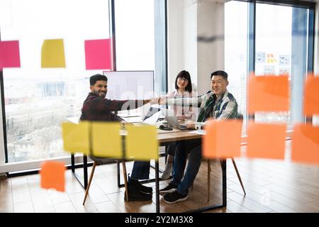 Riunione creativa in un ufficio moderno con appunti Foto Stock