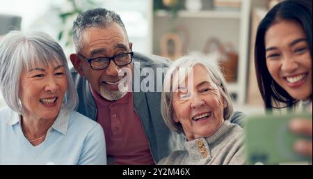 Persone anziane, amici e felici di selfie con l'assistente presso la casa di cura per i social media e l'immagine del profilo. Comunità, pensionato e sorriso per Foto Stock